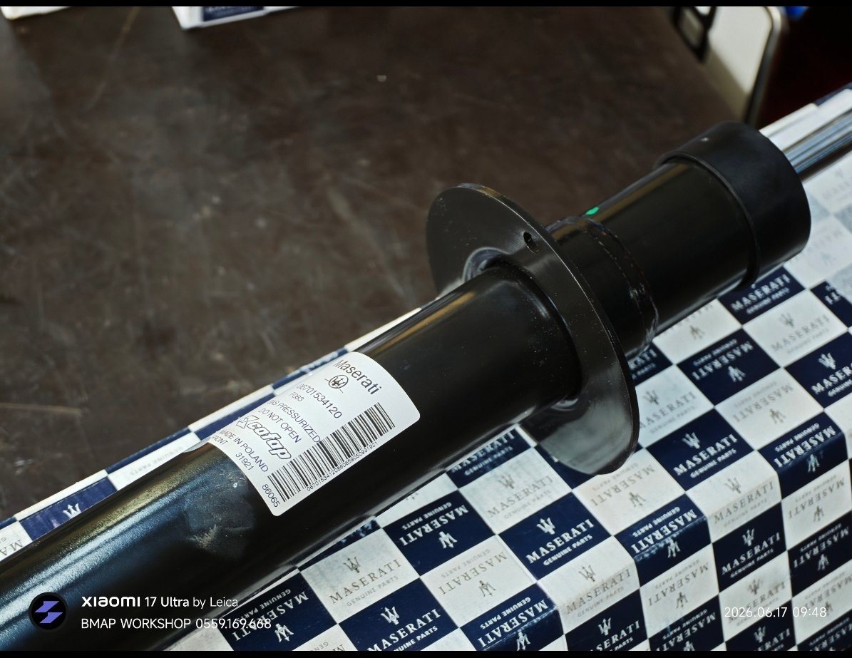 Giảm xóc trong hộp Maserati Genuine Parts — trên thân cây vẫn còn tem của nhà sản xuất thật