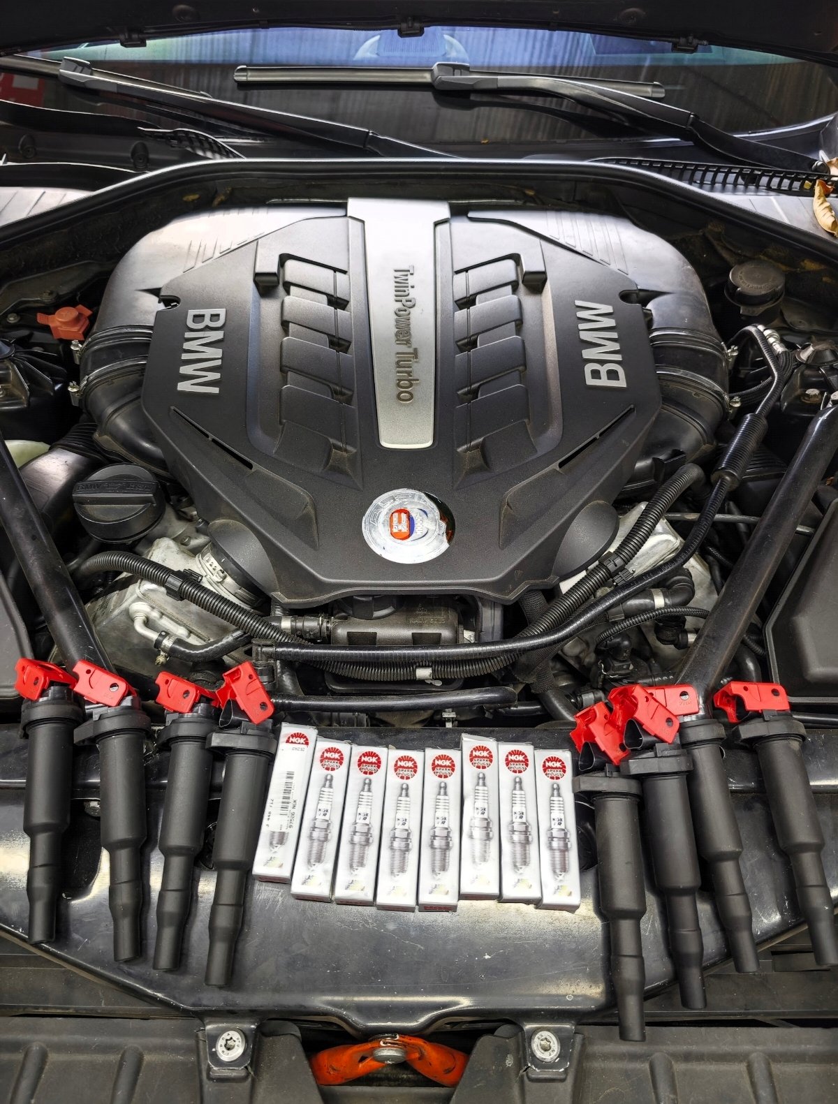 Tám mobin và tám bugi mới chuẩn bị lắp cho động cơ V8 BMW