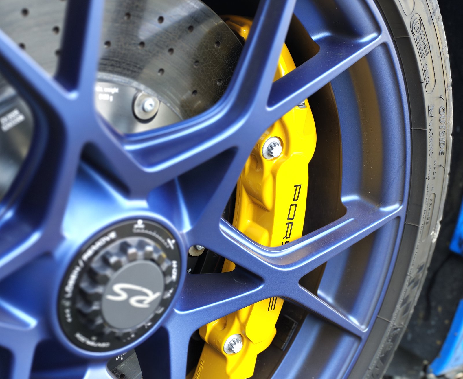 Đĩa phanh Ceramic carbon trên Porsche GT4