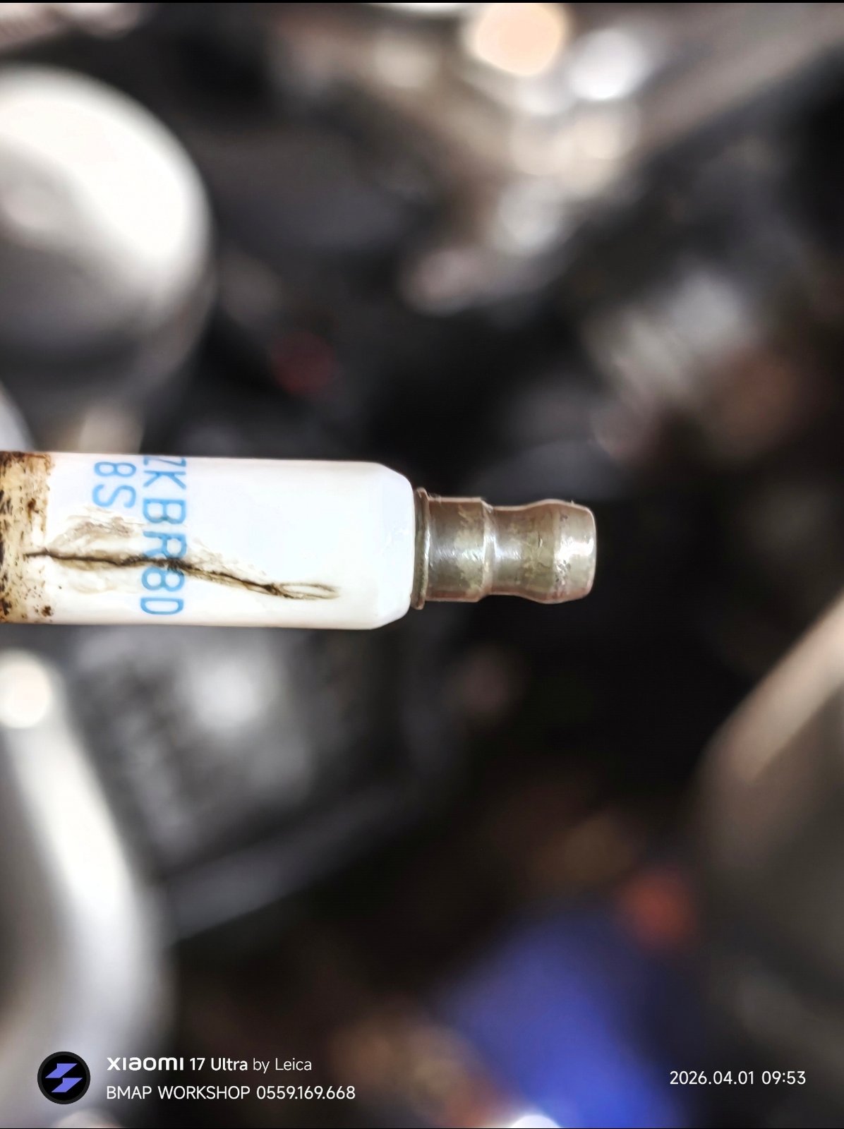 Bugi iridium tháo từ động cơ BMW tại BMAP Workshop