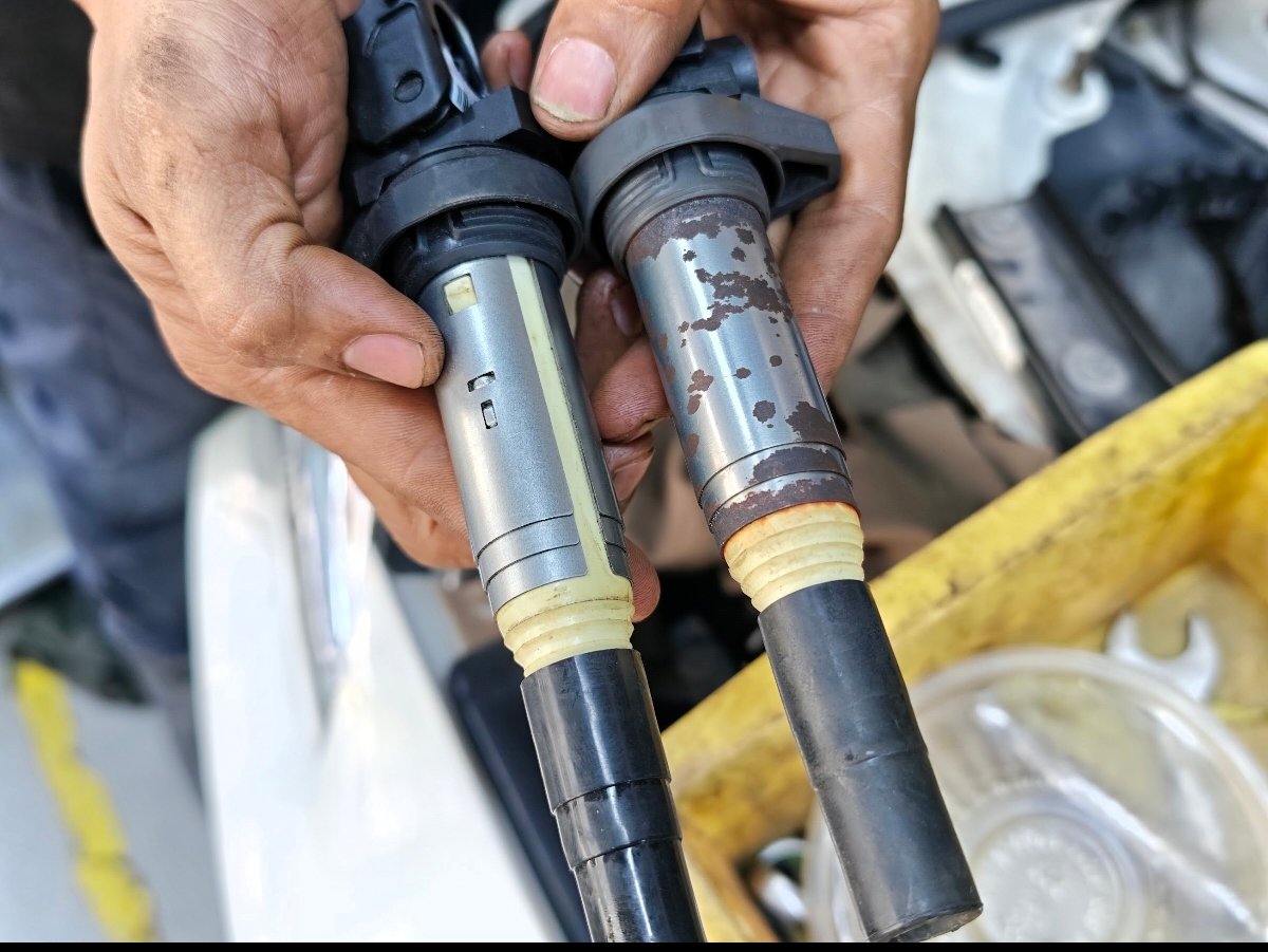 Hai mobin bút tháo từ cùng một động cơ — bên trái còn tốt, bên phải đã rỉ và biến màu vì nhiệt