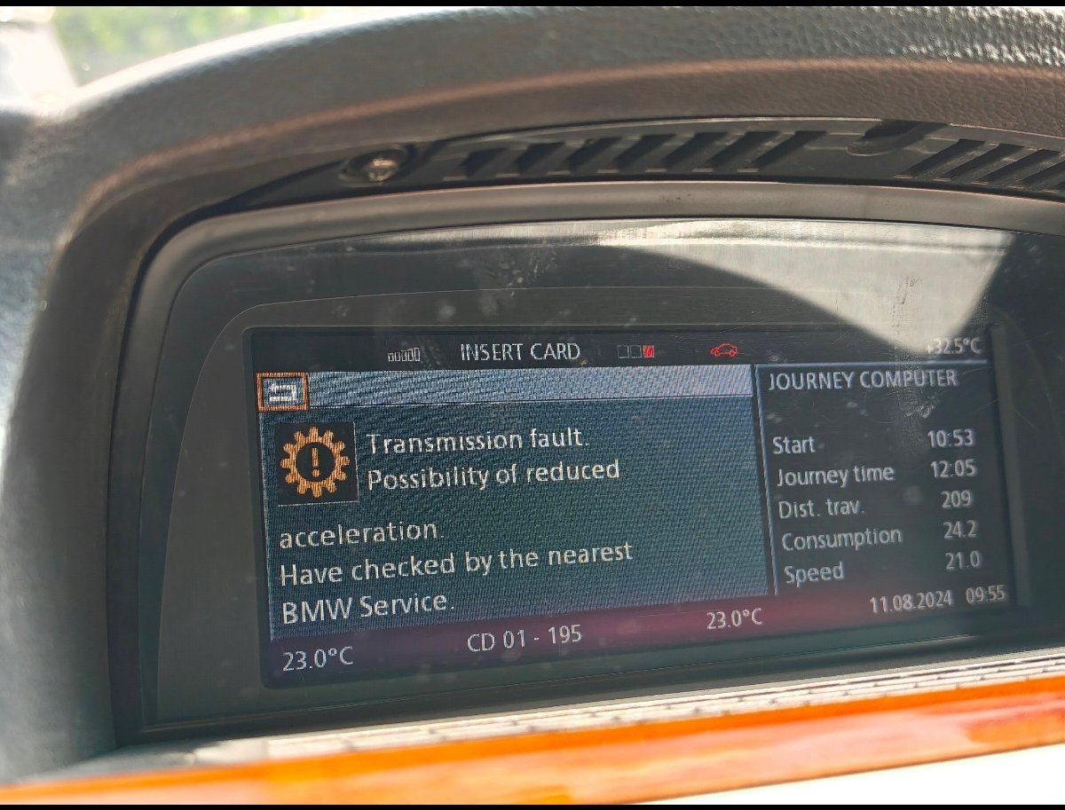 Lỗi truyền động trên BMW màu vàng vẫn có thể di chuyển tùy tình huống