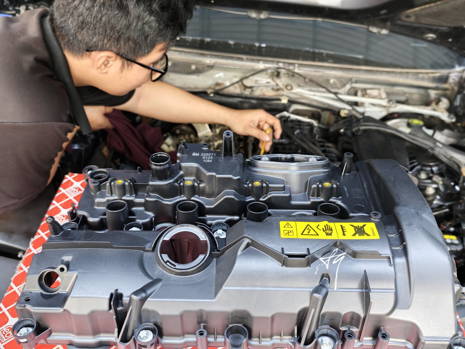 Nắp cò Febi mới trước khi lắp lên xe