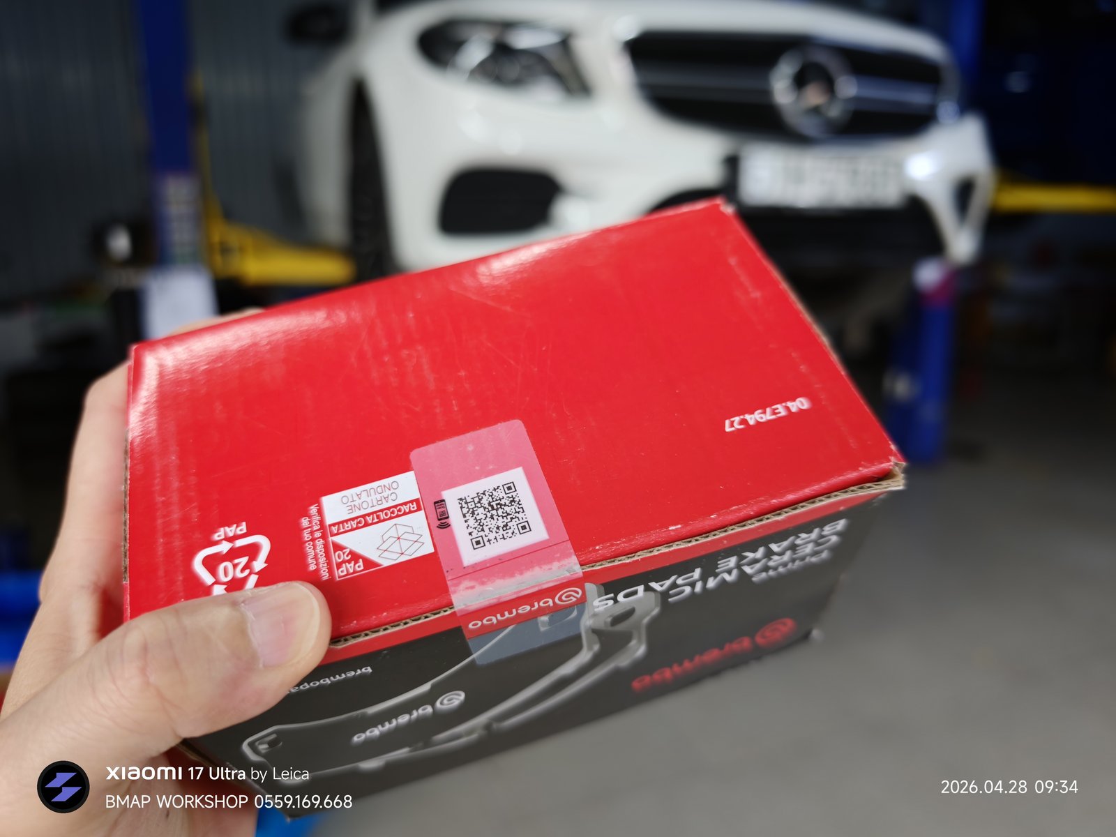 Má phanh Brembo (Brembo là nhà sản xuất má phanh cho rất nhiều hãng xe)