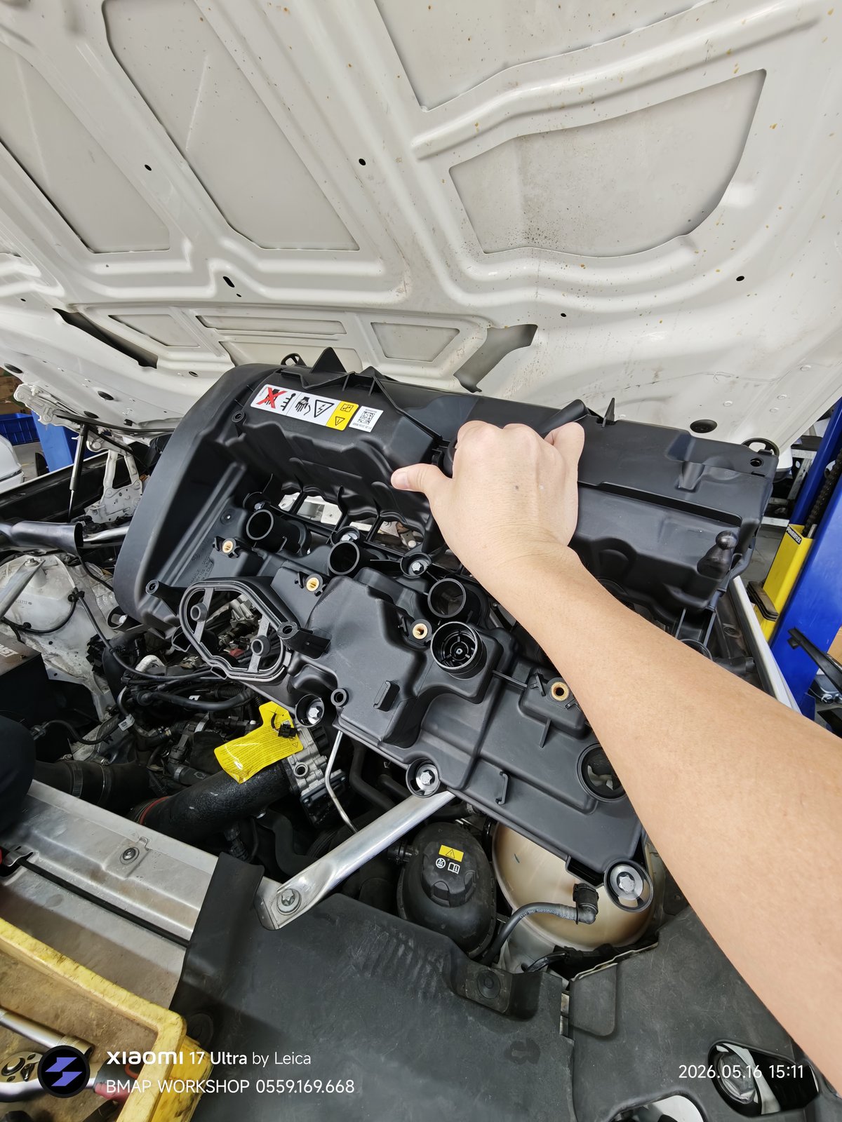 Nắp cò bằng nhựa composite của BMW tháo khỏi nắp máy tại xưởng