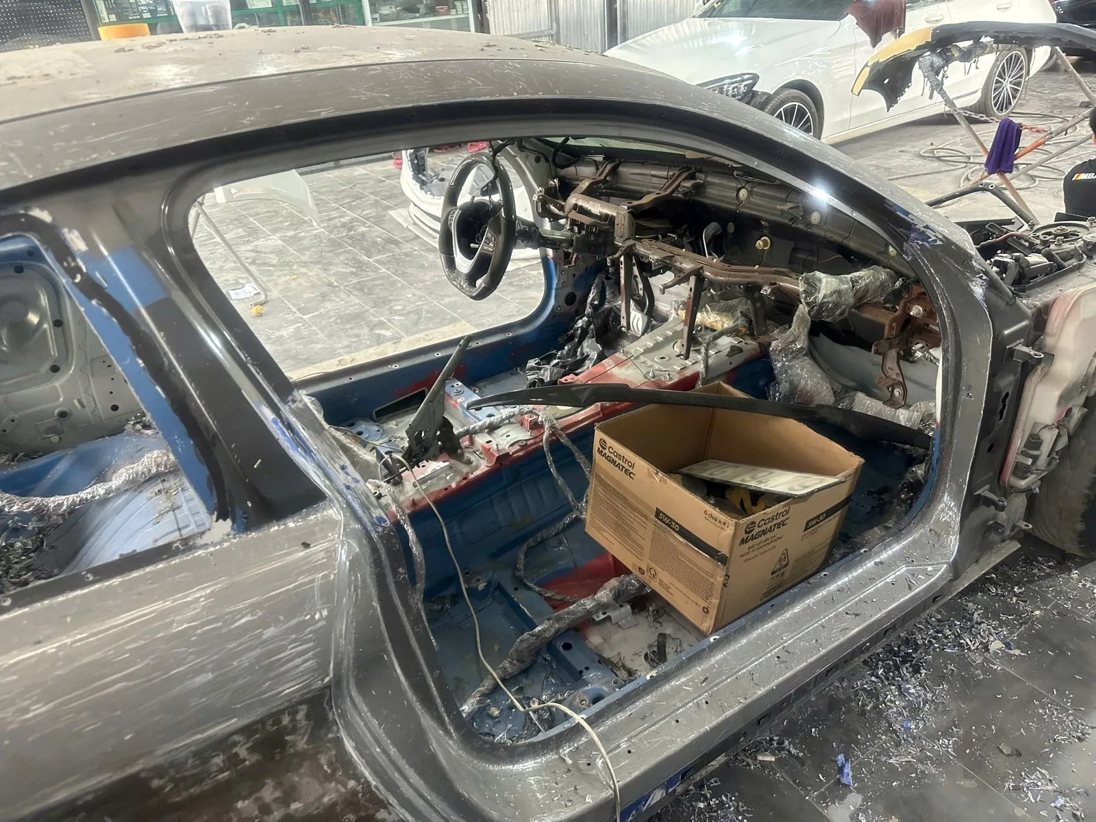Lớp sơn bên trong quá nhiều "màu" của 428i